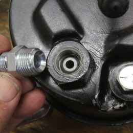 This is an aluminum Earl’s o-ring fitting also known as a Saginaw fitting for the connection to a Saginaw power steering pump. It’s best to use a steel fitting for the steering box as they are more robust. 