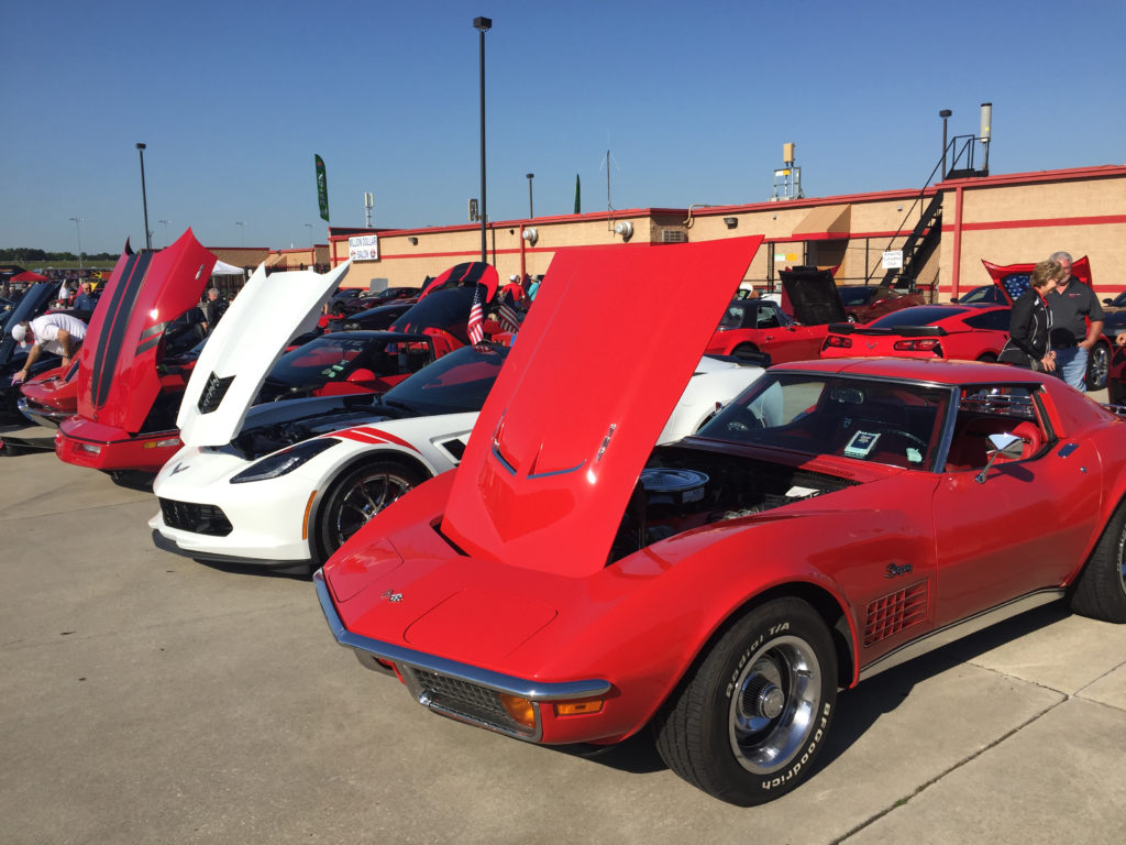 Atlanta-Motorama-row-of-Corvettes