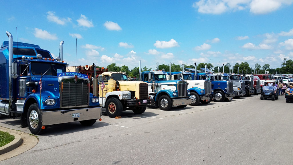 Row-of-vintage-semi-trucks-and-18-wheelers