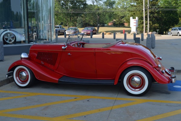 1933 Ford, side view