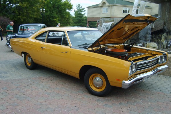 yellow plymouth roadrunner coupe