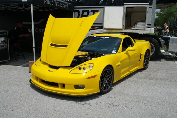 yellow chevy corvette c6 z06