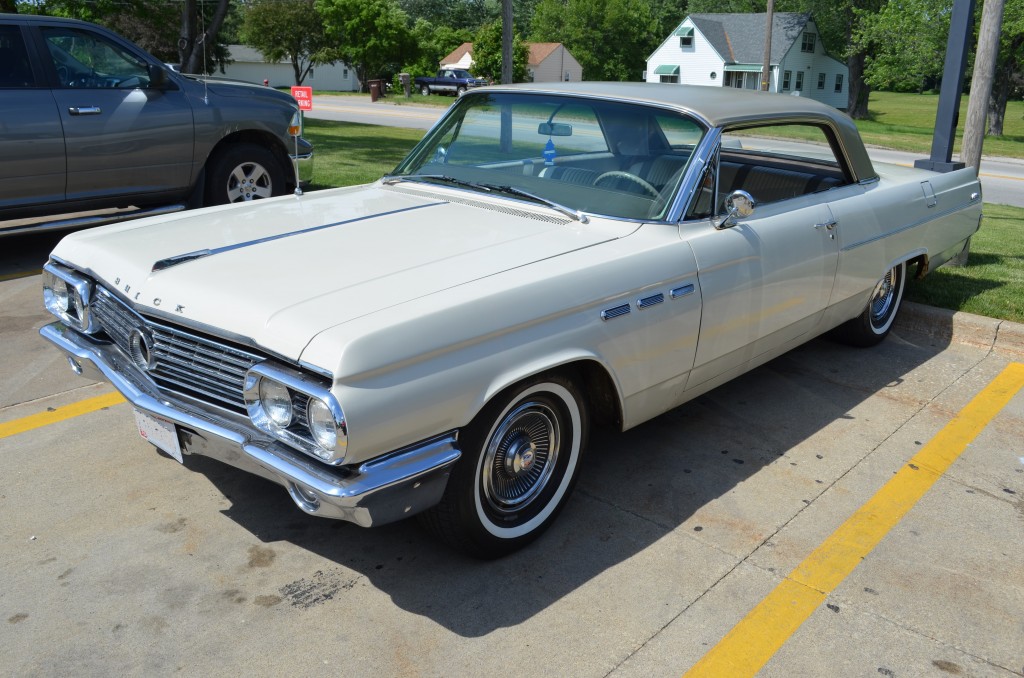 1963 Buick LeSabre, front driver side view