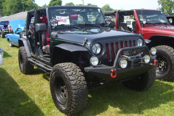 jeep wrangler unlimited JK with lift kit and cut fenders