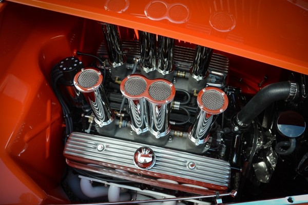 Velocity stacks on the intake of a hot rod v8 engine