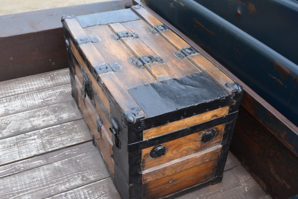 wooden steamer trunk hiding fuel cell in back of a hot rod pickup truck bed