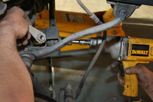 removing the rear track bar on a jeep wrangler