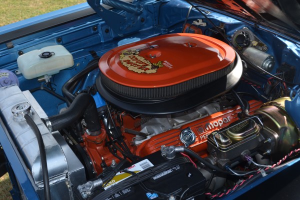 mopar v8 engine with coyote duster air cleaner cover