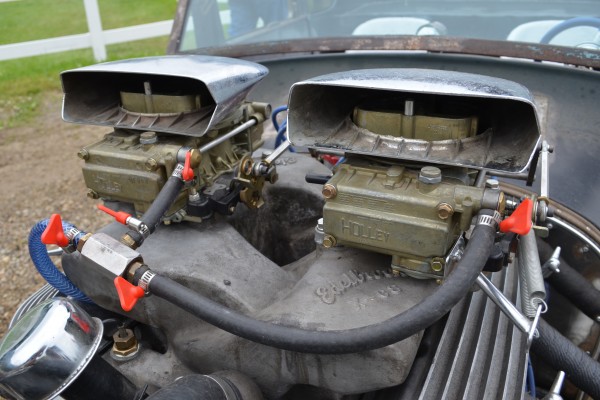 dual carburetors on a hot rod v8 intake