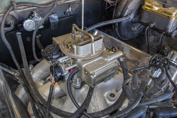 holley truck avenger carburetor installed on a v8 engine