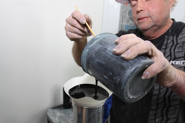mixing black automotive pain into a spray gun cup