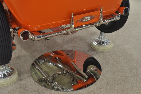 1932 Orange Ford Sedan Millwinder Award Winner 2014, chassis view through mirror
