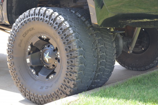 Ford F350 lifted truck with dually wheels