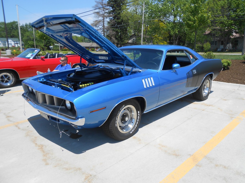 1971 plymouth barracuda shaker at a car show