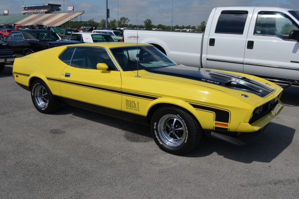 yellow ford mustang mach 1 with 351 ram air v8