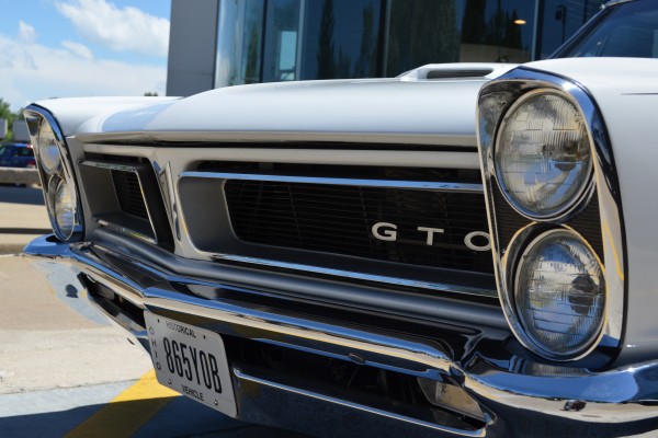 white 1965 pontiac GTO front grille