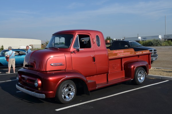 1953 c600 ford hotrod truck at parking lot cruise in