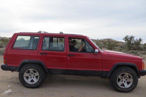 jeep cherokee xj in desert