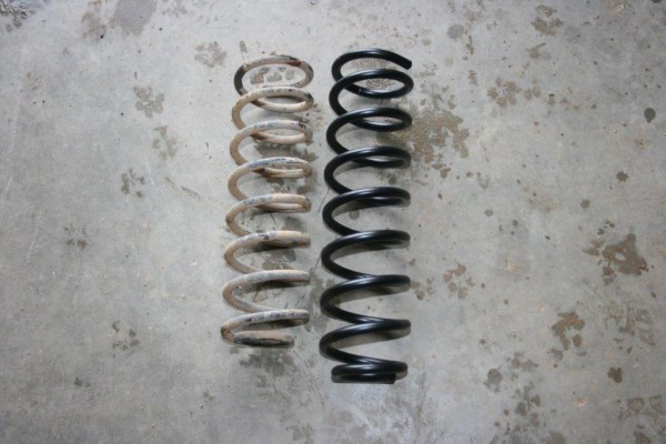 side by side comparison of jeep cherokee stock spring and skyjacker coil