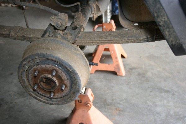 using jack stands to support rear axle of a jeep cherokee xj