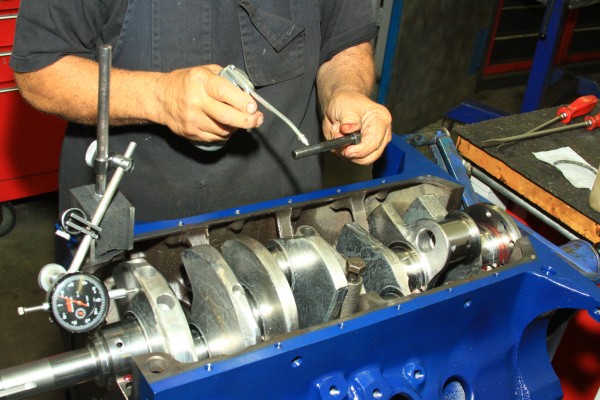 lubricating engine bolts with engine oil