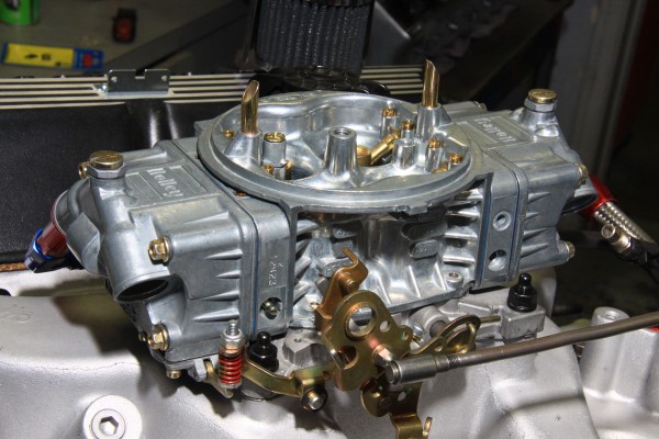 holley hp 750 carburetor on an engine