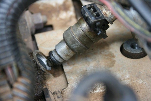 removing a fuel injector form a jeep 4.0L engine