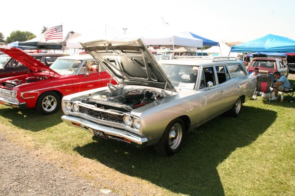 vintage silver plymouth station wagon at 2015 Mopar Nationals