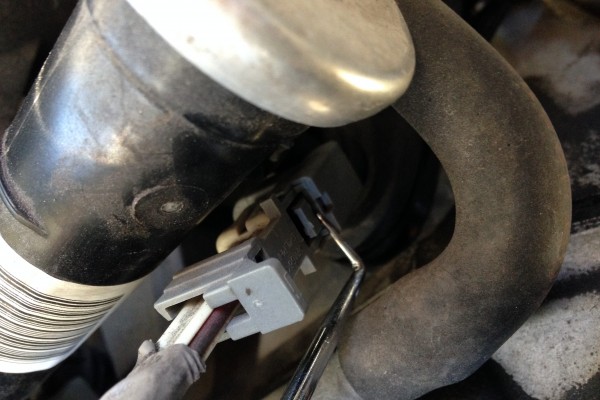 removing safety clip on gm ls engine fuel rail