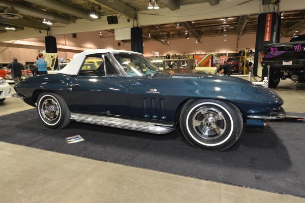 c2 corvette sting ray with side pipes