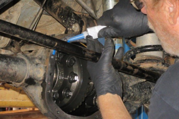 putting gasket sealant on an axle differential cover mating surface