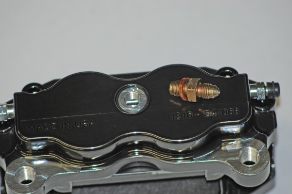 fluid port and fitting on baer brake caliper