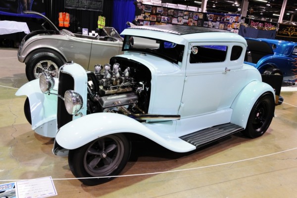 blue ford fendered hot rod at 2017 Chicago World of Wheels