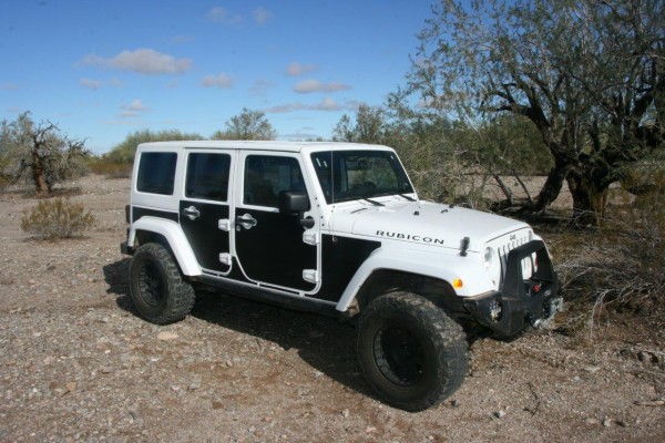 jeep wrangler rubicon with side armor panels