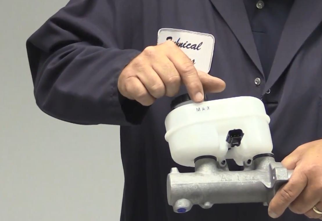 Video The Dangers of Overfilling Your Brake Master Cylinder