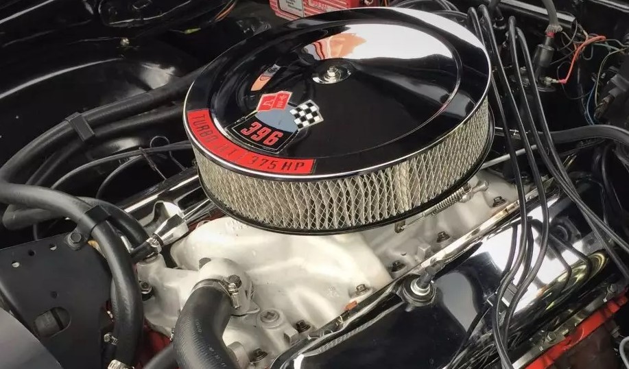 close up of 396 emblem on big block chevy air cleaner cover