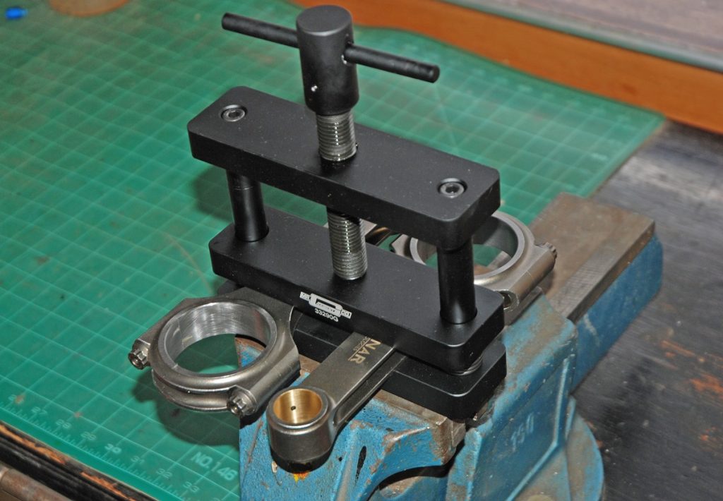 connecting rods in bench vise