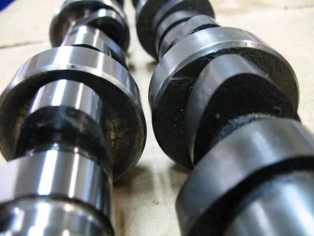 a side by side comparison of hydraulic roller and flat tappet camshaft cam lobes