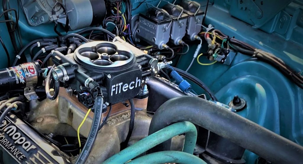 close up of fitech throttle body on a mopar engine