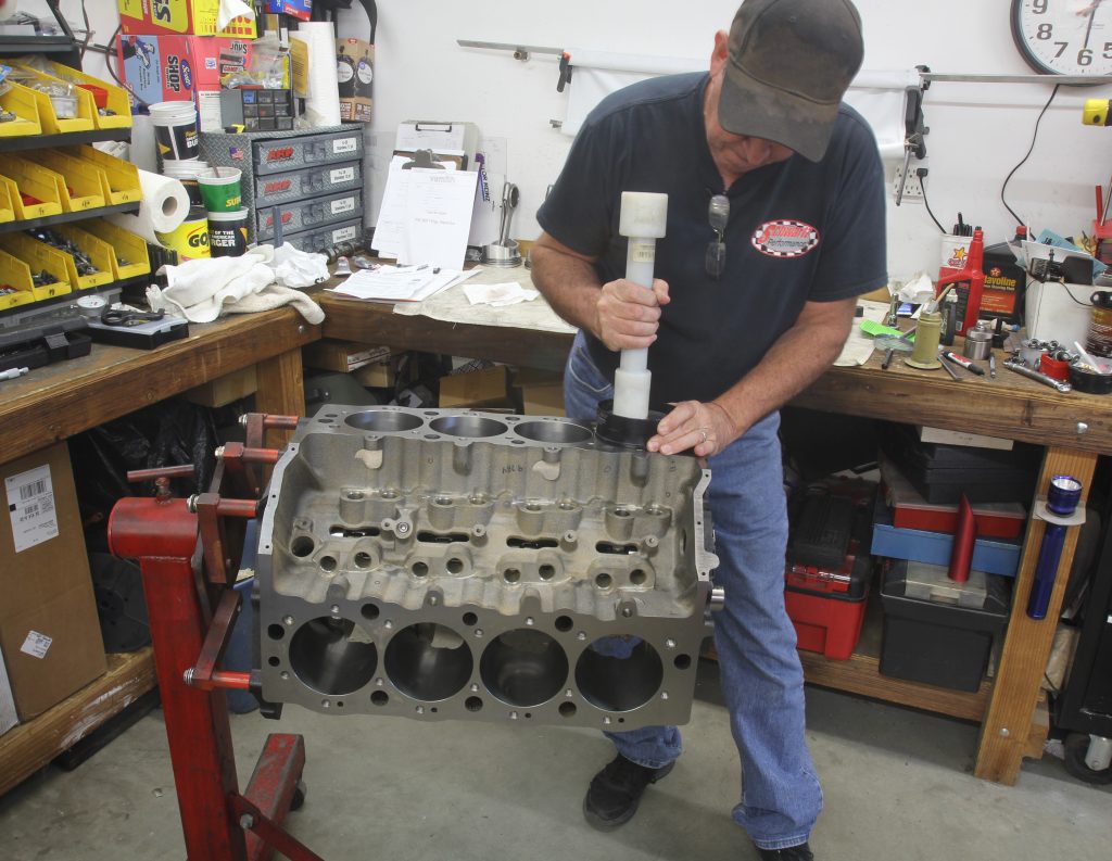 jeff smith installs pistons into a big block chevy engine