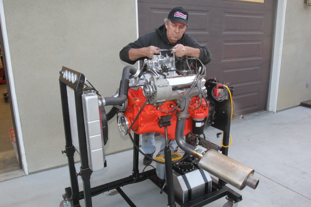 jeff smith clamps down distributor on a rebuilt chevy small block v8 engine