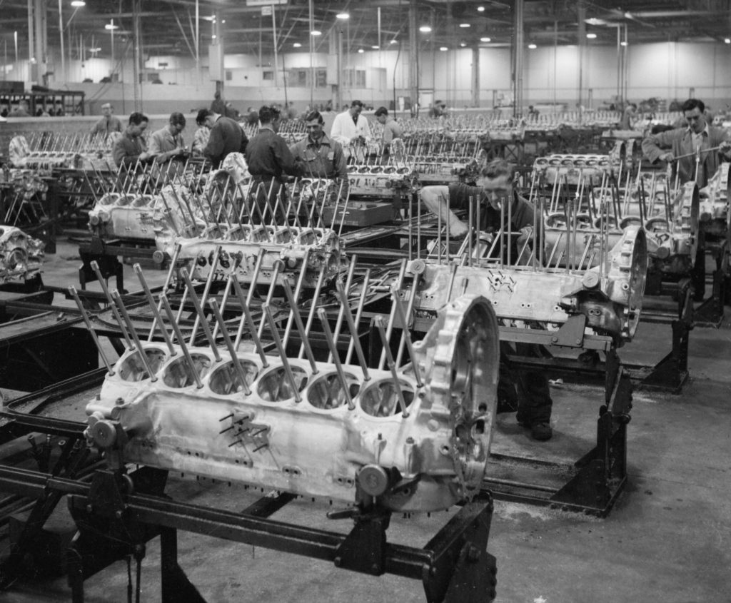 rollds royce factory in 1942 where workers are assembling merlin aircraft engine