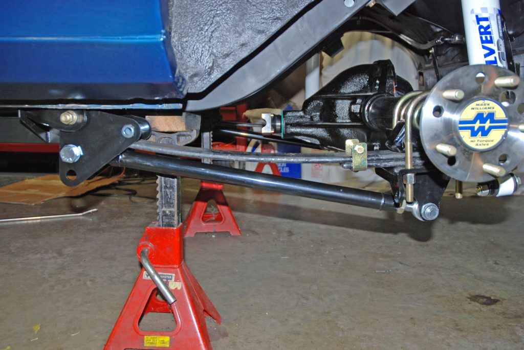 split mono leaf spring with traction bar on a drag race car rear suspension