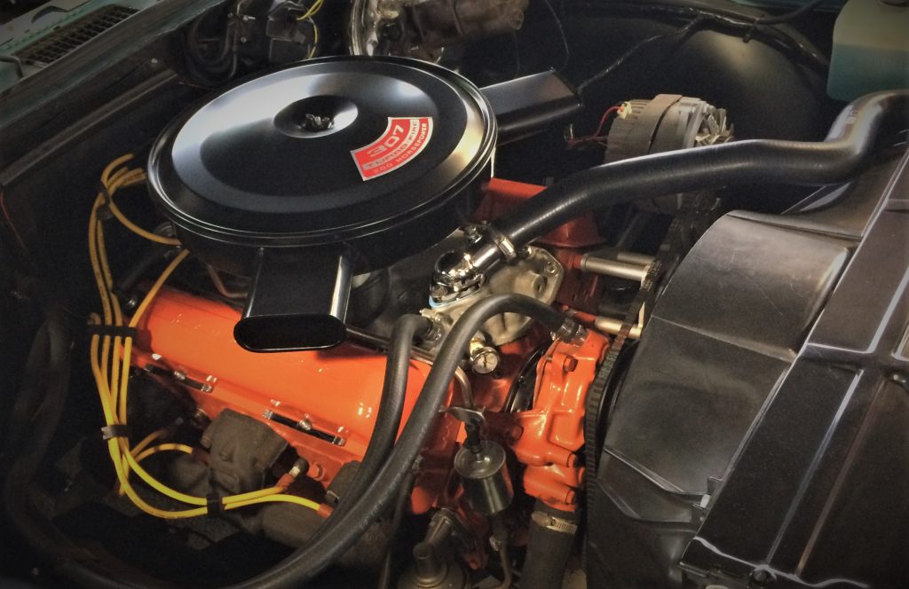 a 307 small block chevy v8 engine