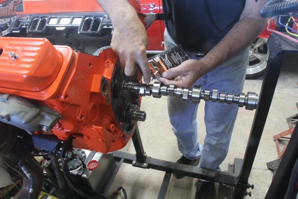 installing a retrofit hydraulic roller cam into a small block chevy engine