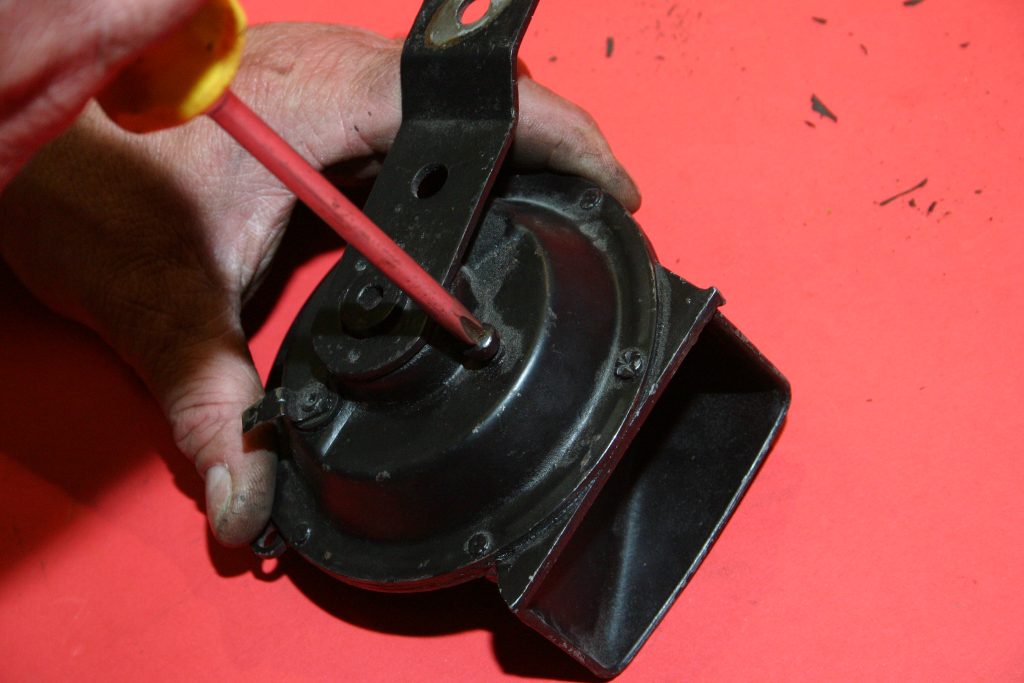 tightening a car horn pitch adjustment screw
