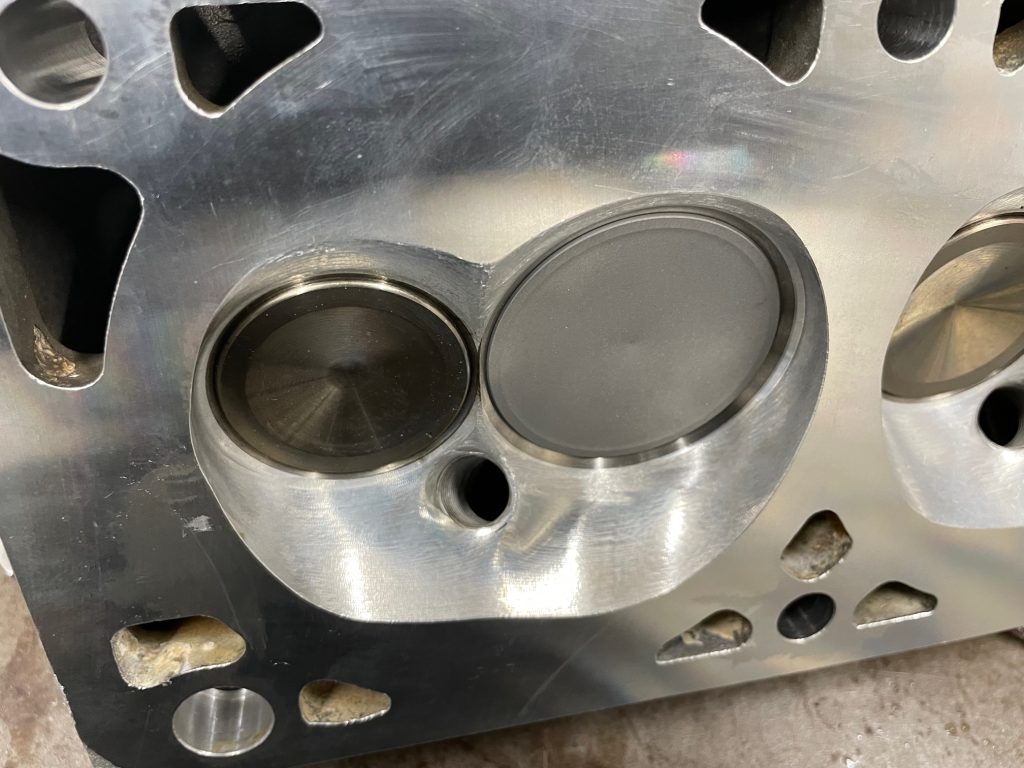 cylinder head combustion chamber with valves