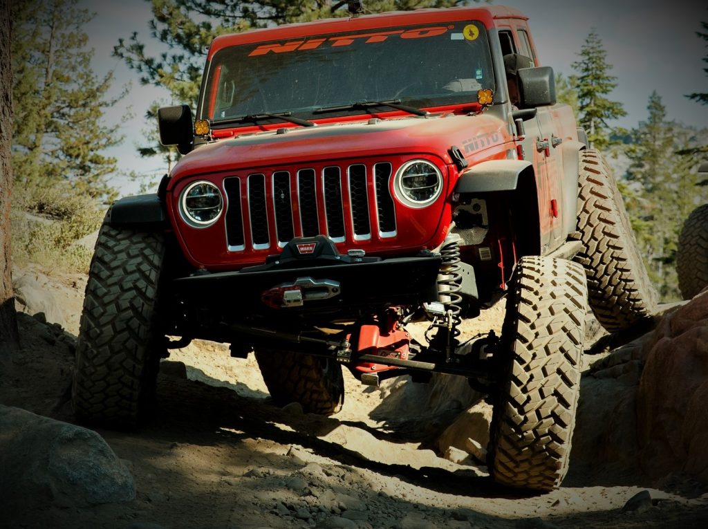 jeep gladiator climbing rocks equipped with a currie front axle