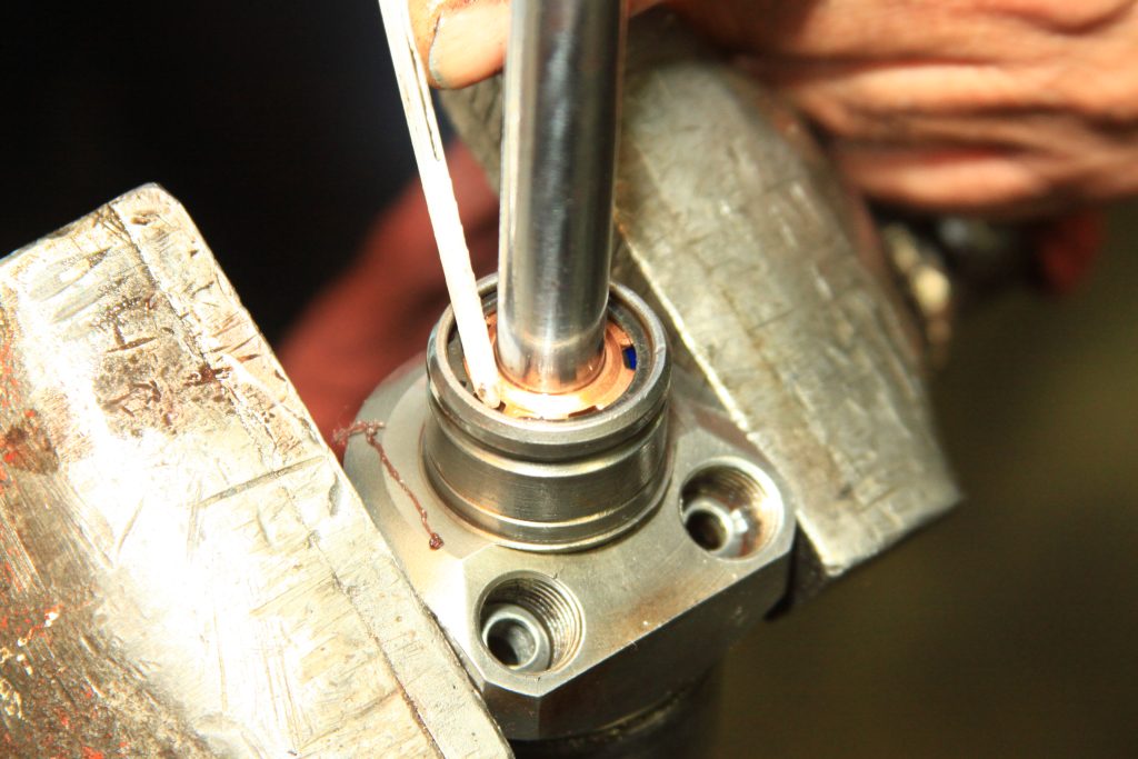 lubricating a seal in a hydraulic cylinder