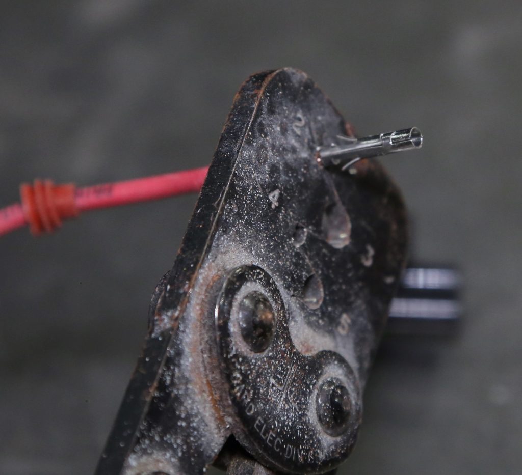 CRIMPING A PIN ON AN ELECTRICAL WIRE